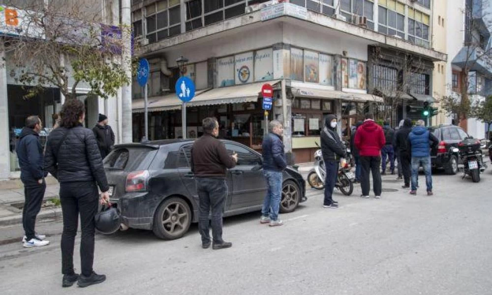 Κορωνoϊός: Συνωστισμός και ουρές, για να φάνε μπακαλιάρο στη Θεσσαλονίκη